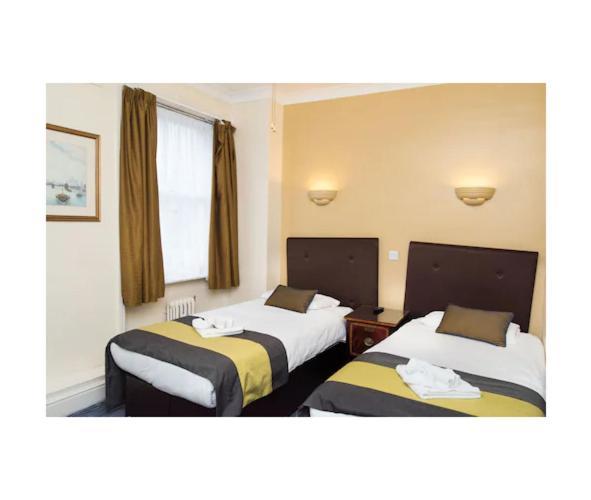 Rose Court Hotel 3*