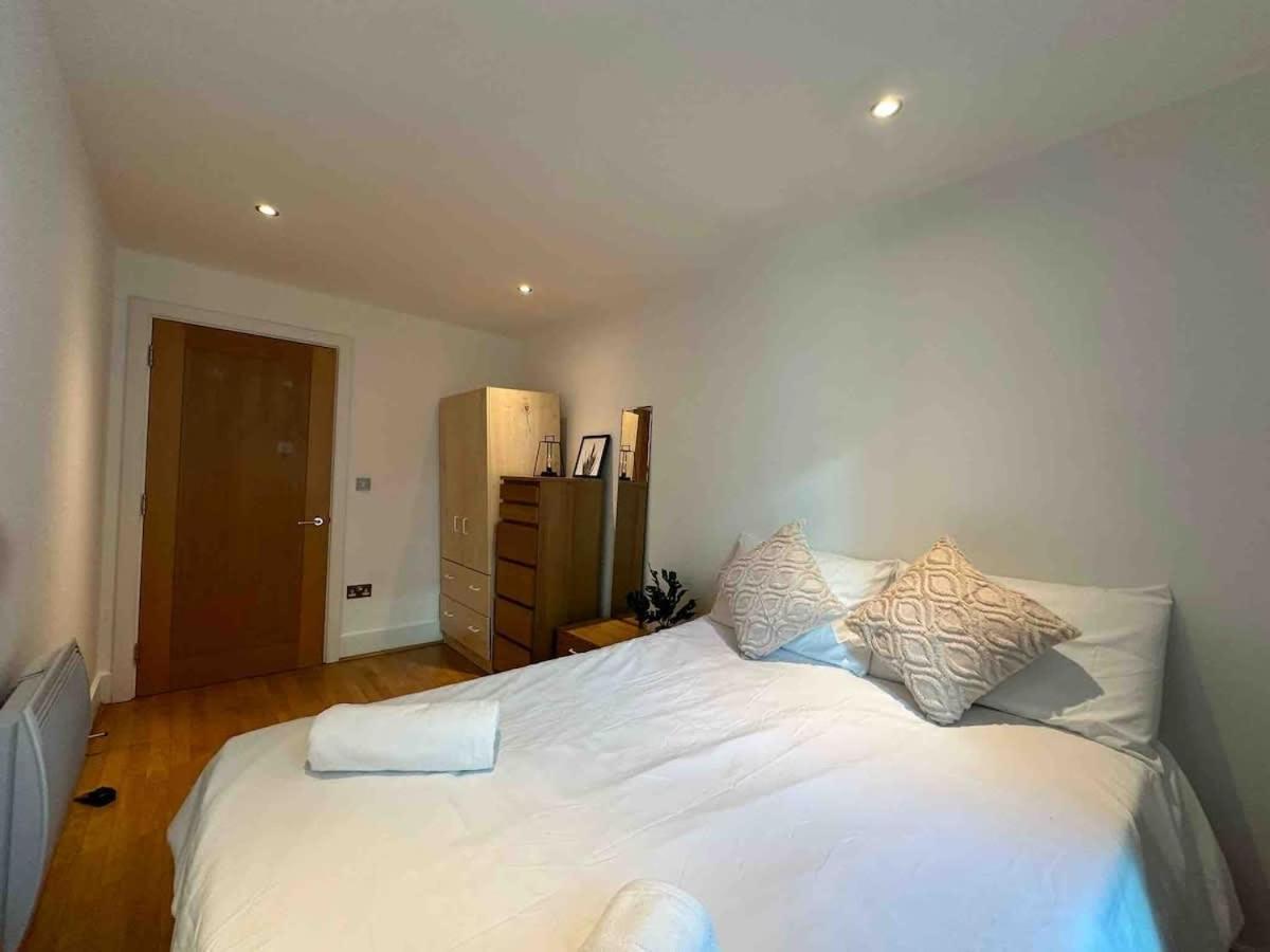 Compact 2 Bed Good Transport Links Apartment *