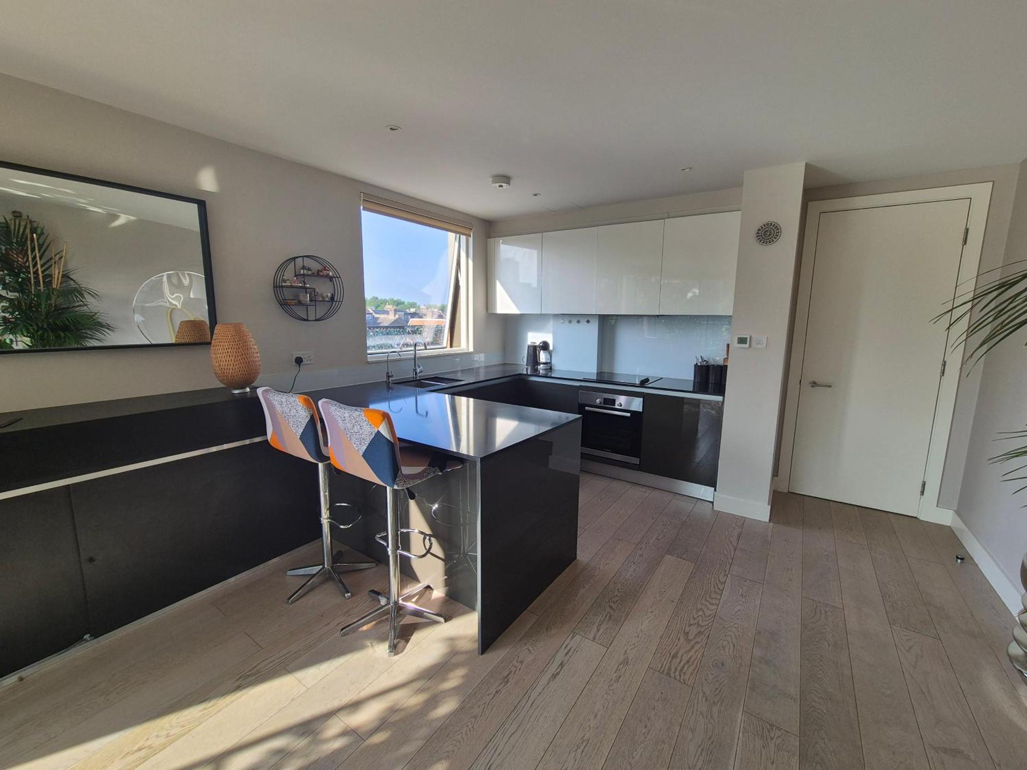 Panoramic Pondview Penthouse London