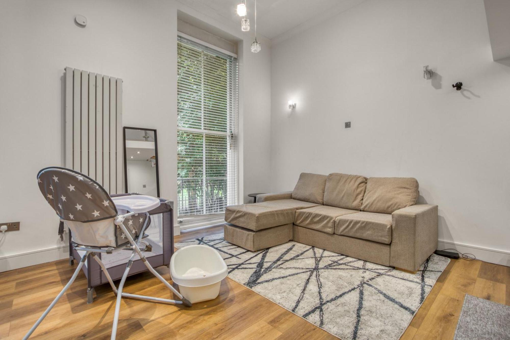 3.5 High Ceilings - Centrally Located Apartment London