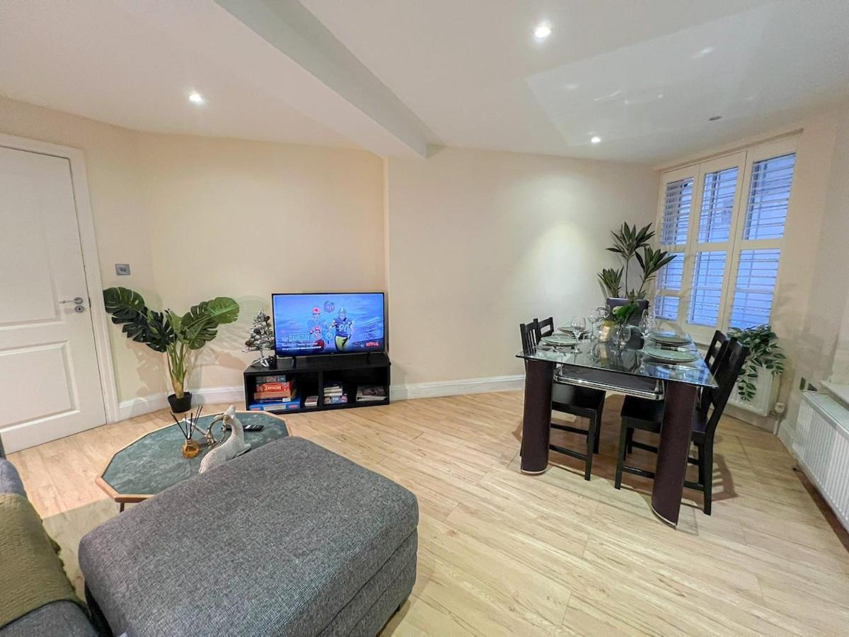 Apartment 3 Bedroom With Private Terrace In Pimlico, Westminster, Victoria London