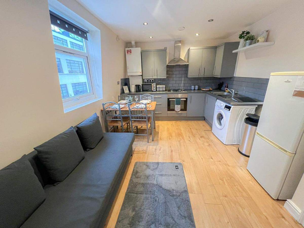 Lovely 3 Bedroom Flat , Aldgate, Tower Hill, Whitechapel Apartment *