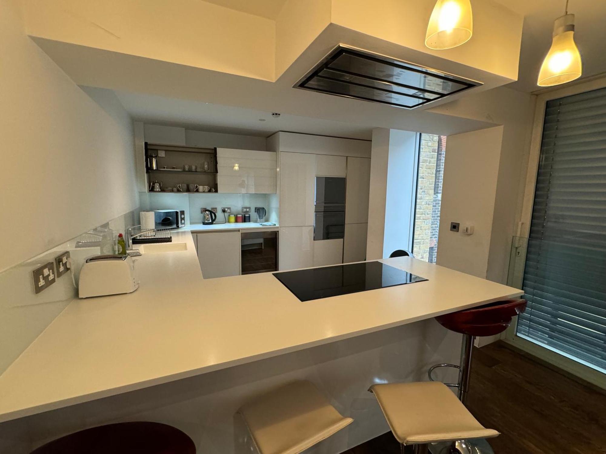 Beautiful Newly Renovated 2 Bed In Bank Appartement *