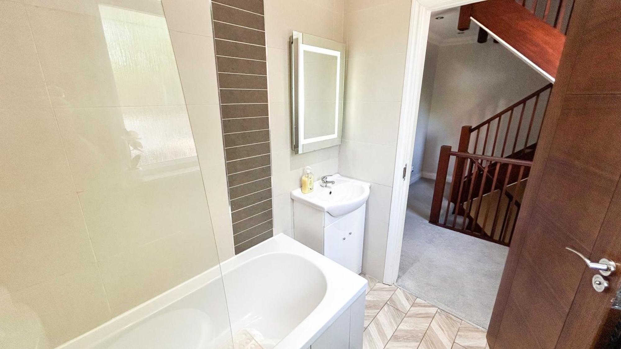 Lovely 4 Bedroom Flat With Ample Garden In Brondesbury, Kilburn London