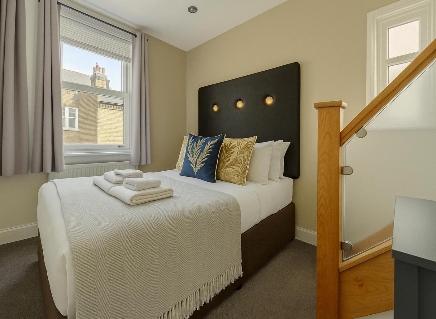 Flat - 3 Min To West Kensington Station *