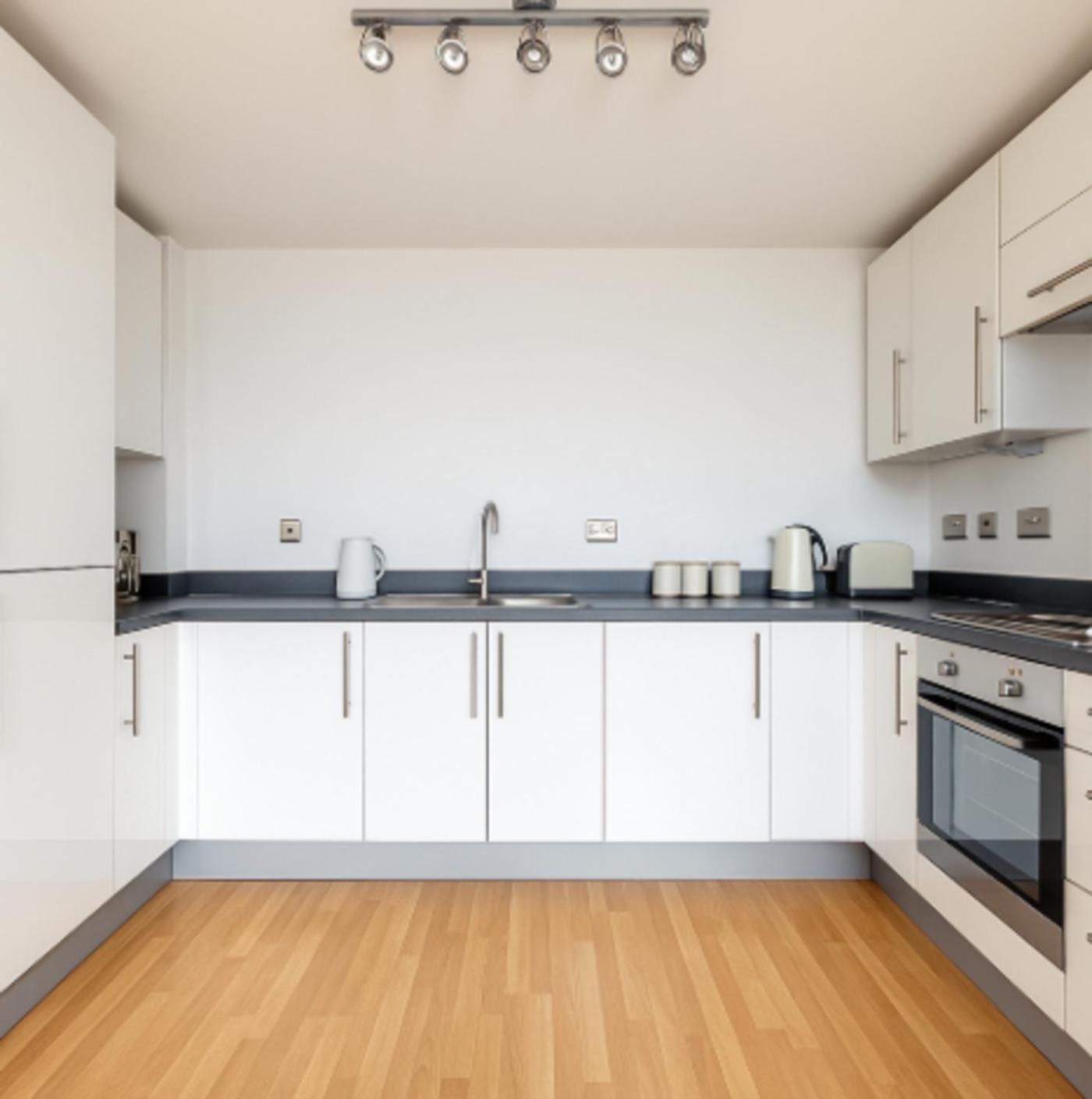 2 Bed Flat Near Stratford Station Apartment