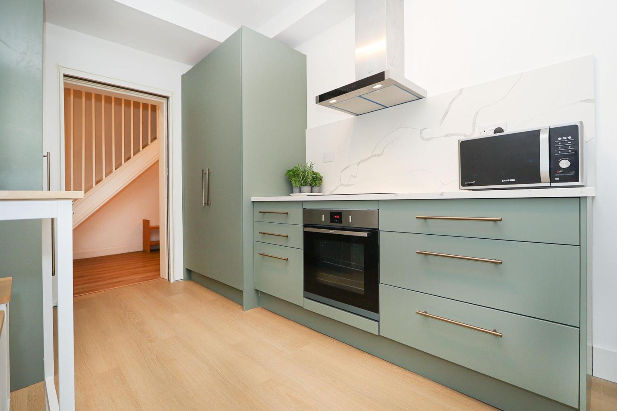 Elegant 2-Bedroom Getaway W Terrace & Garden Views London