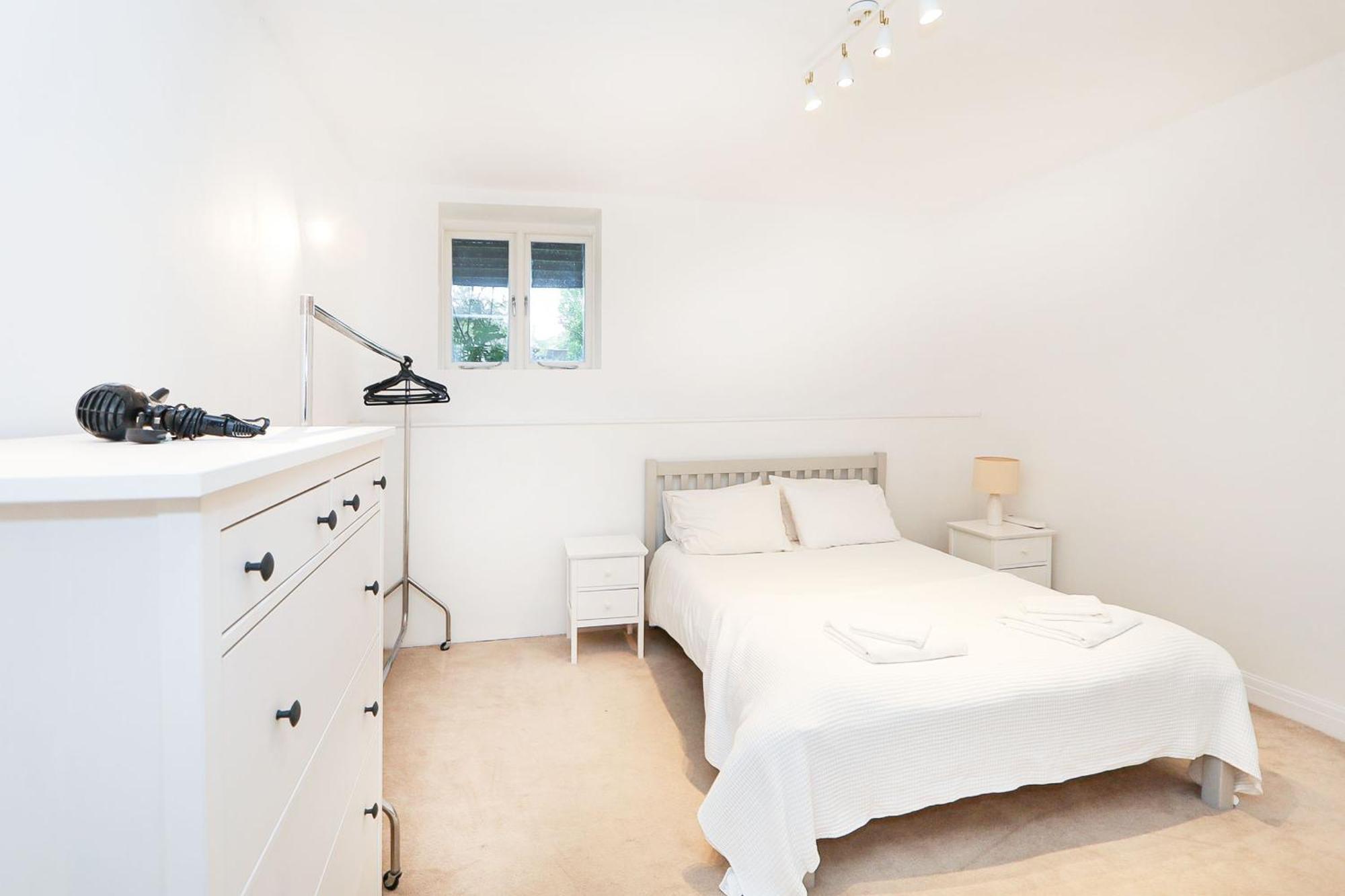 Elegant 2-Bedroom Getaway W Terrace & Garden Views Apartment London