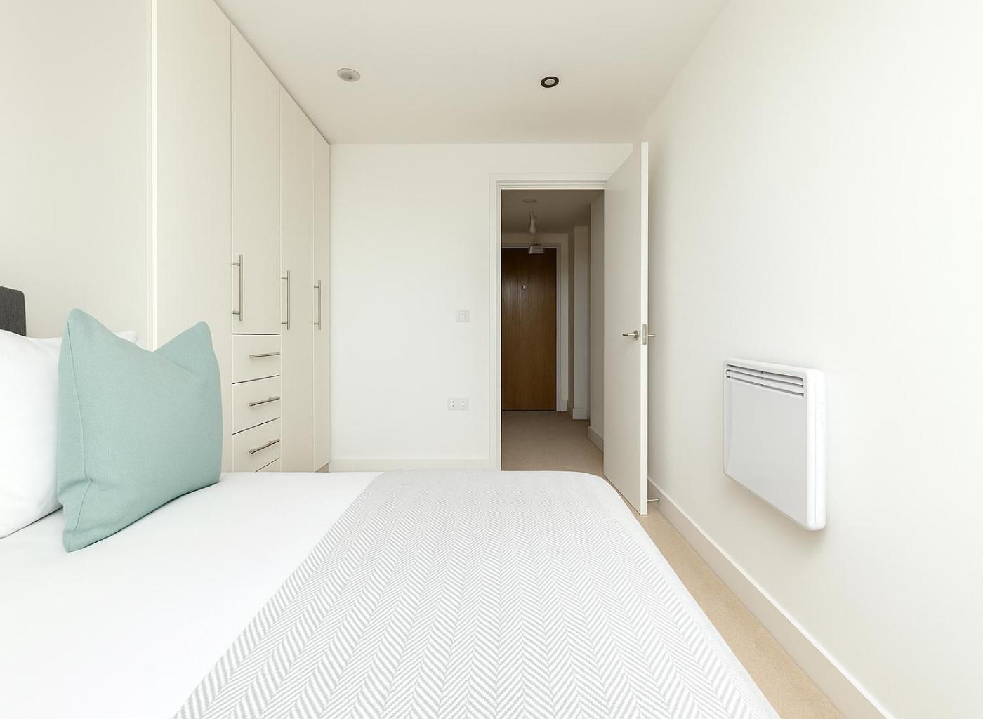 2 Bed Flat With Balcony In Wimbledon * London