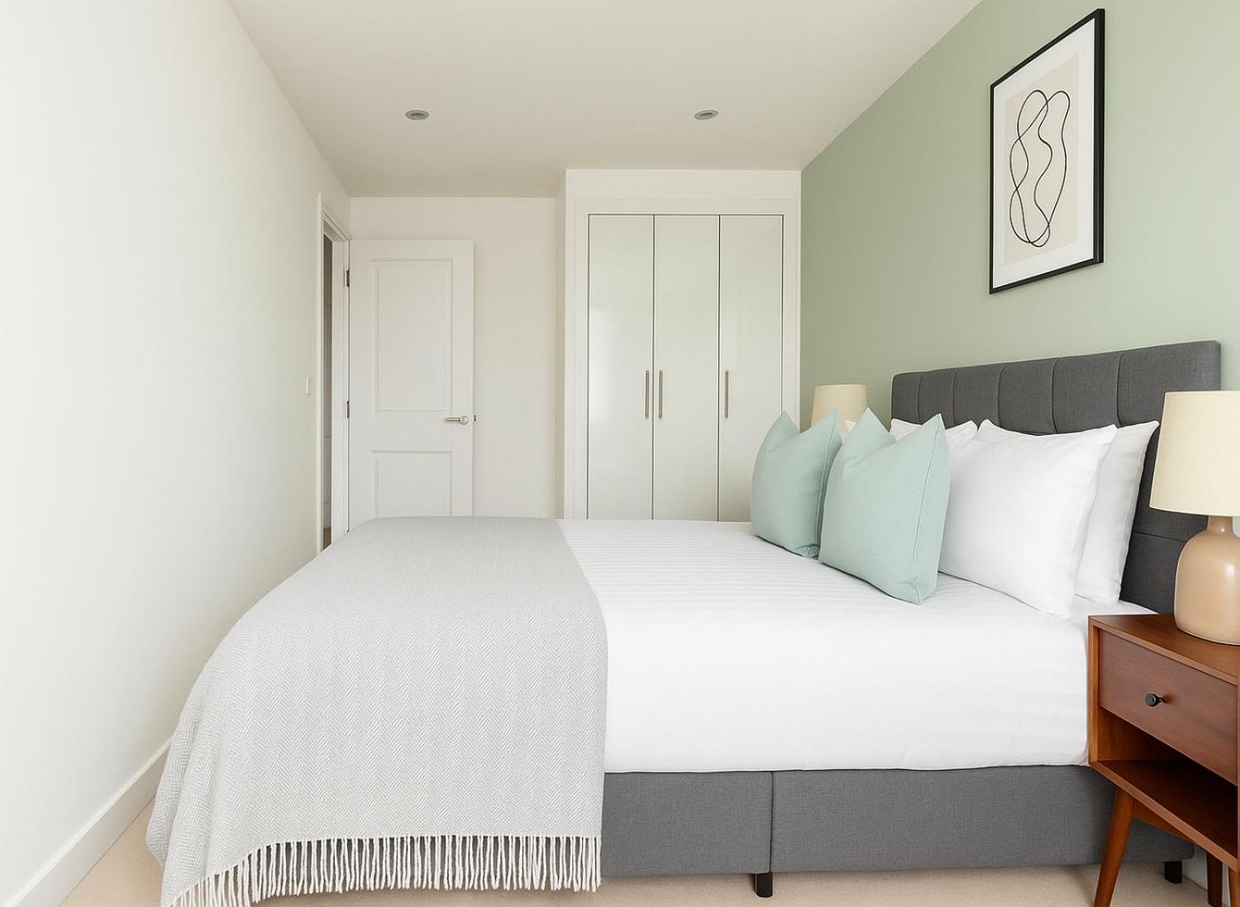 2 Bed Flat With Balcony In Wimbledon Apartment London