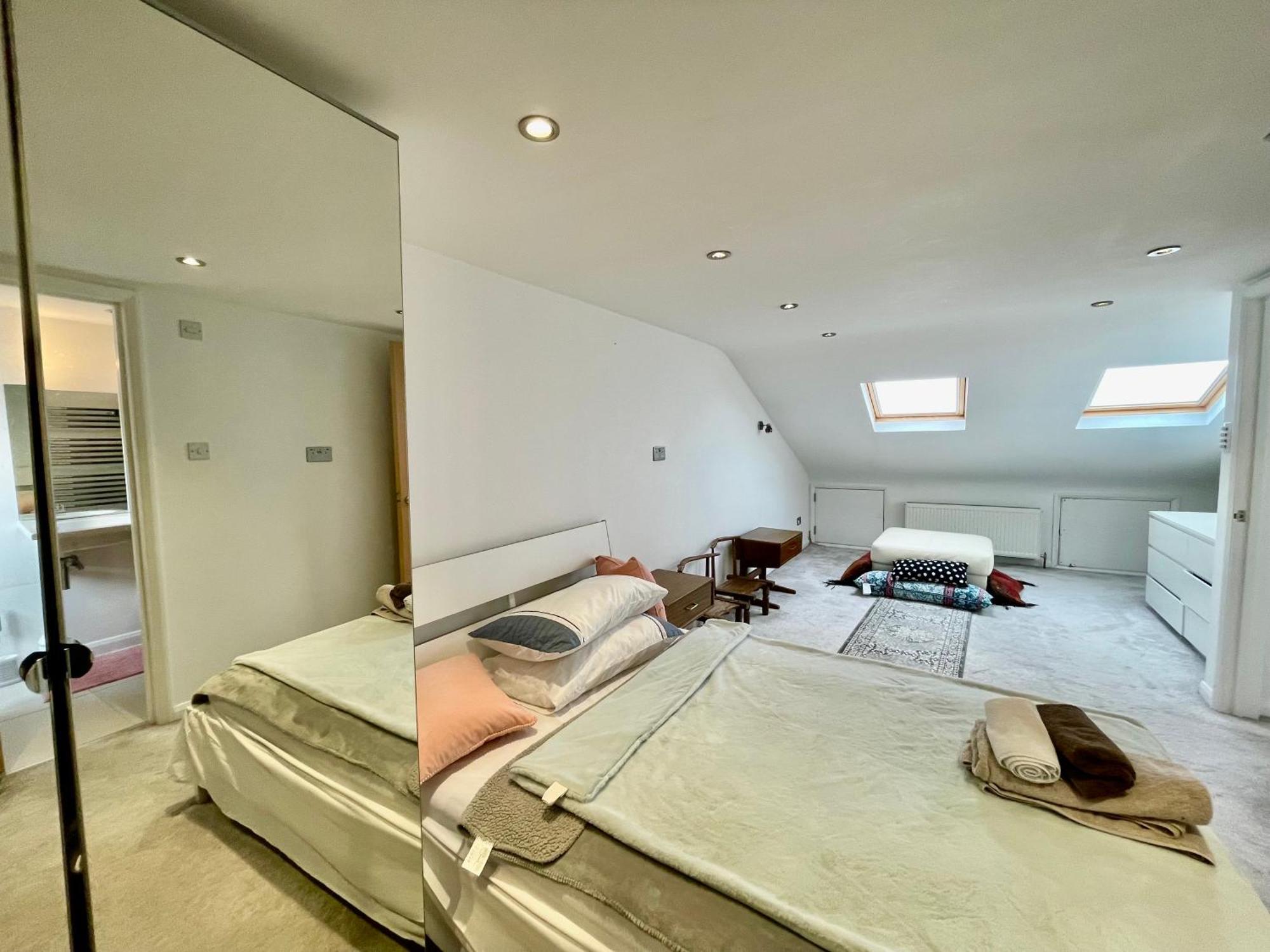 Villa Luxe Quartet: Spacious 4-bed Retreat Near Elizabeth Line *