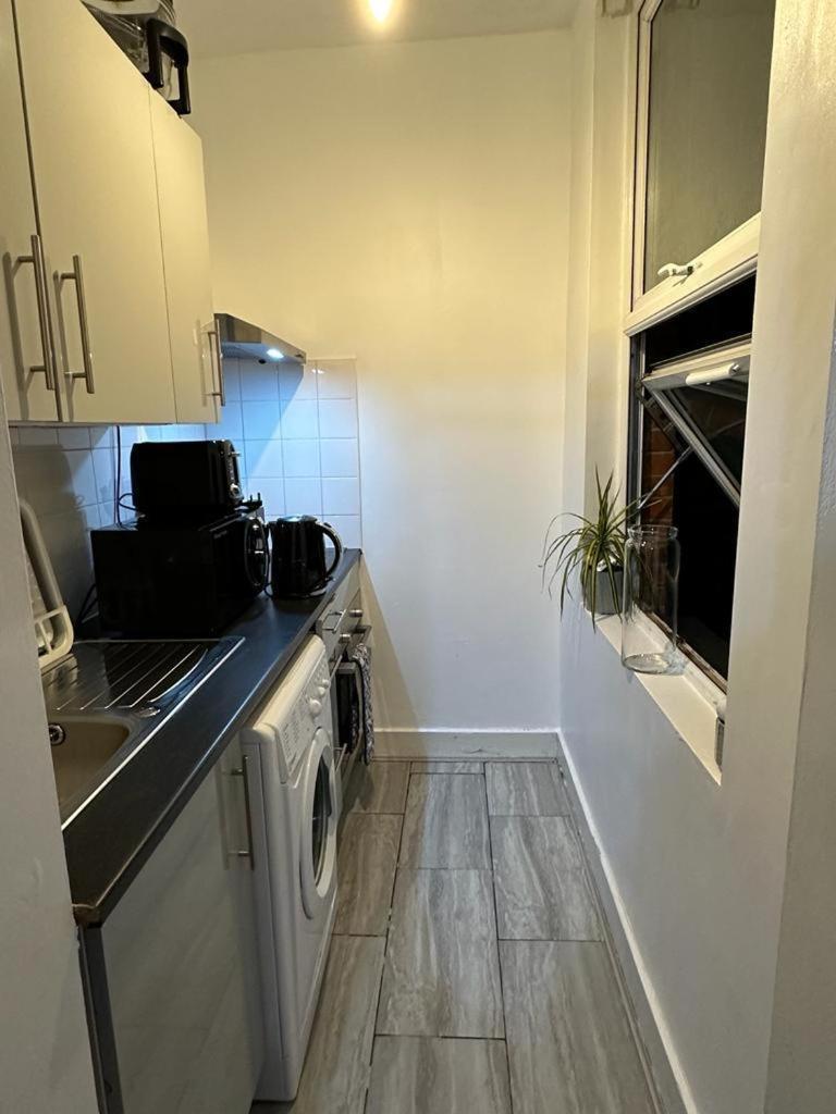 10 Minutes To Wembley Guest Apartment *