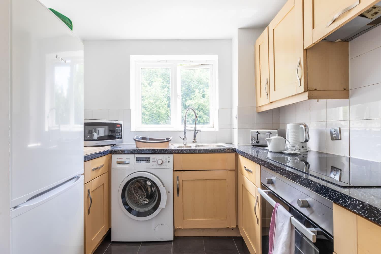 Modern 2br - 25min To * London