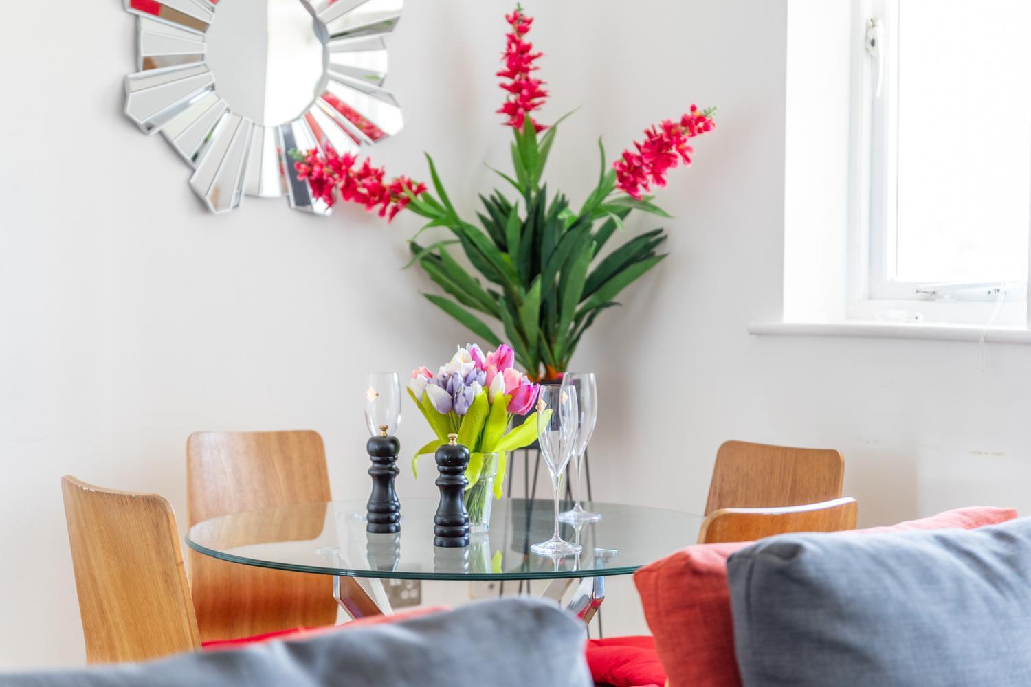 Skyline Haven - Modern 2b, Parking, Wifi & 4ktv * London
