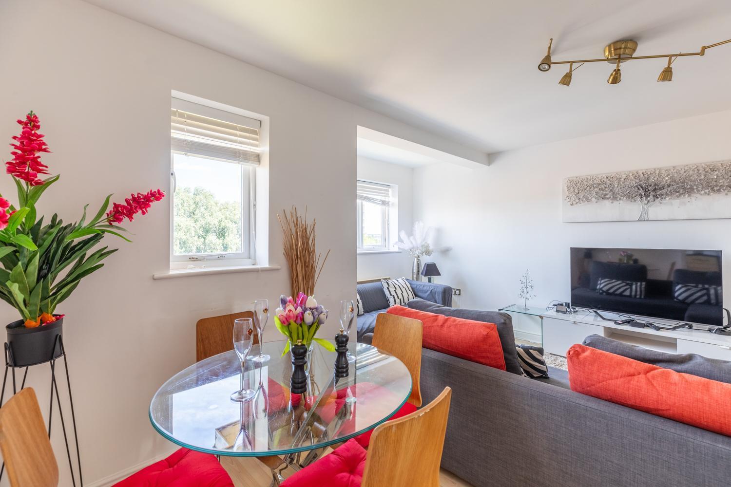 Skyline Haven - Modern 2b, Parking, Wifi & 4ktv *