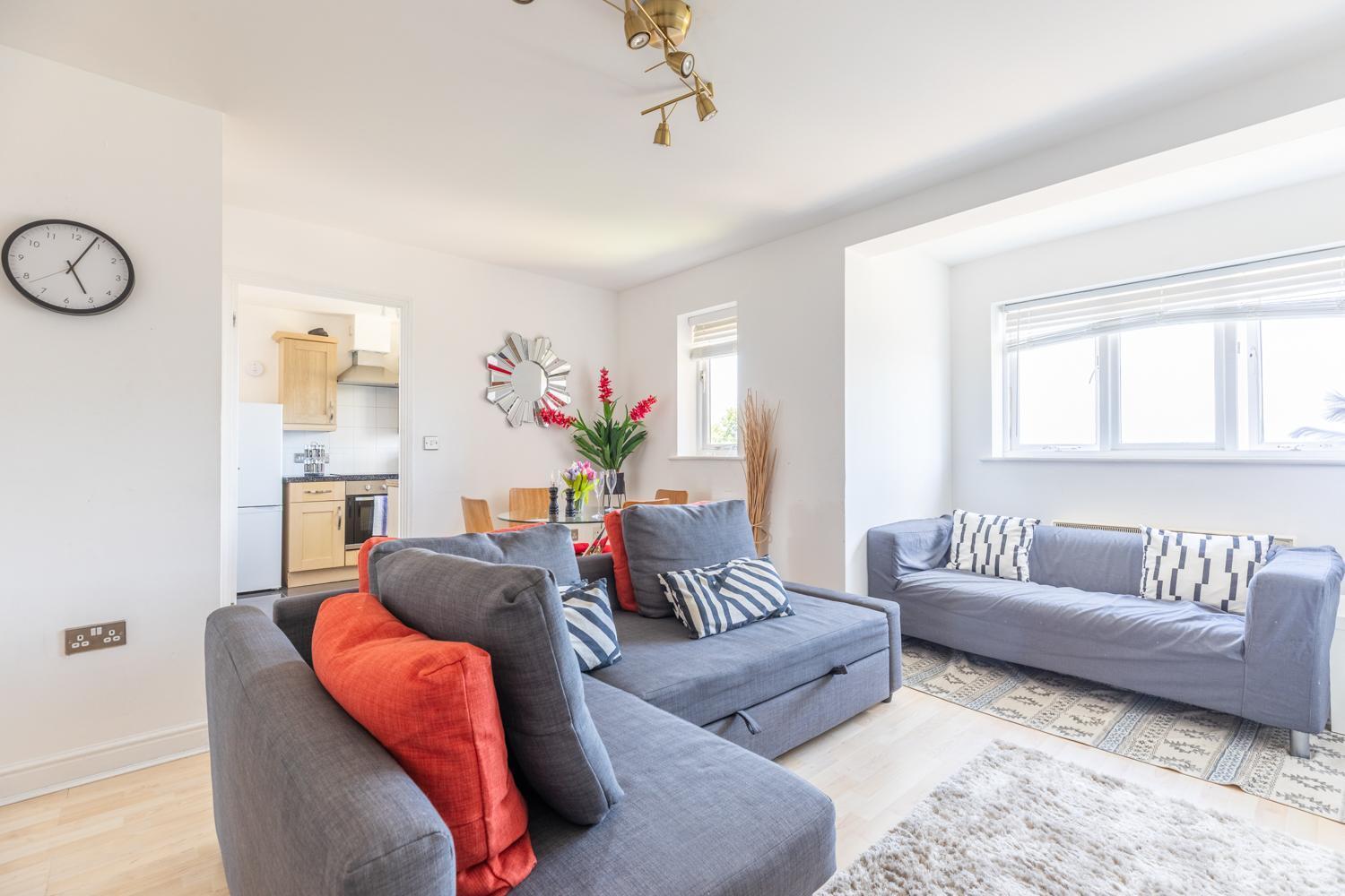 Skyline Haven - Modern 2b, Parking, Wifi & 4ktv Apartment *