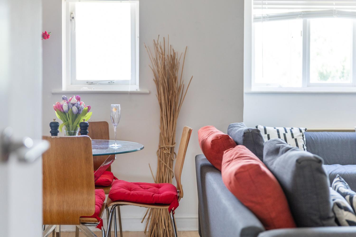 Skyline Haven - Modern 2b, Parking, Wifi & 4ktv Apartment