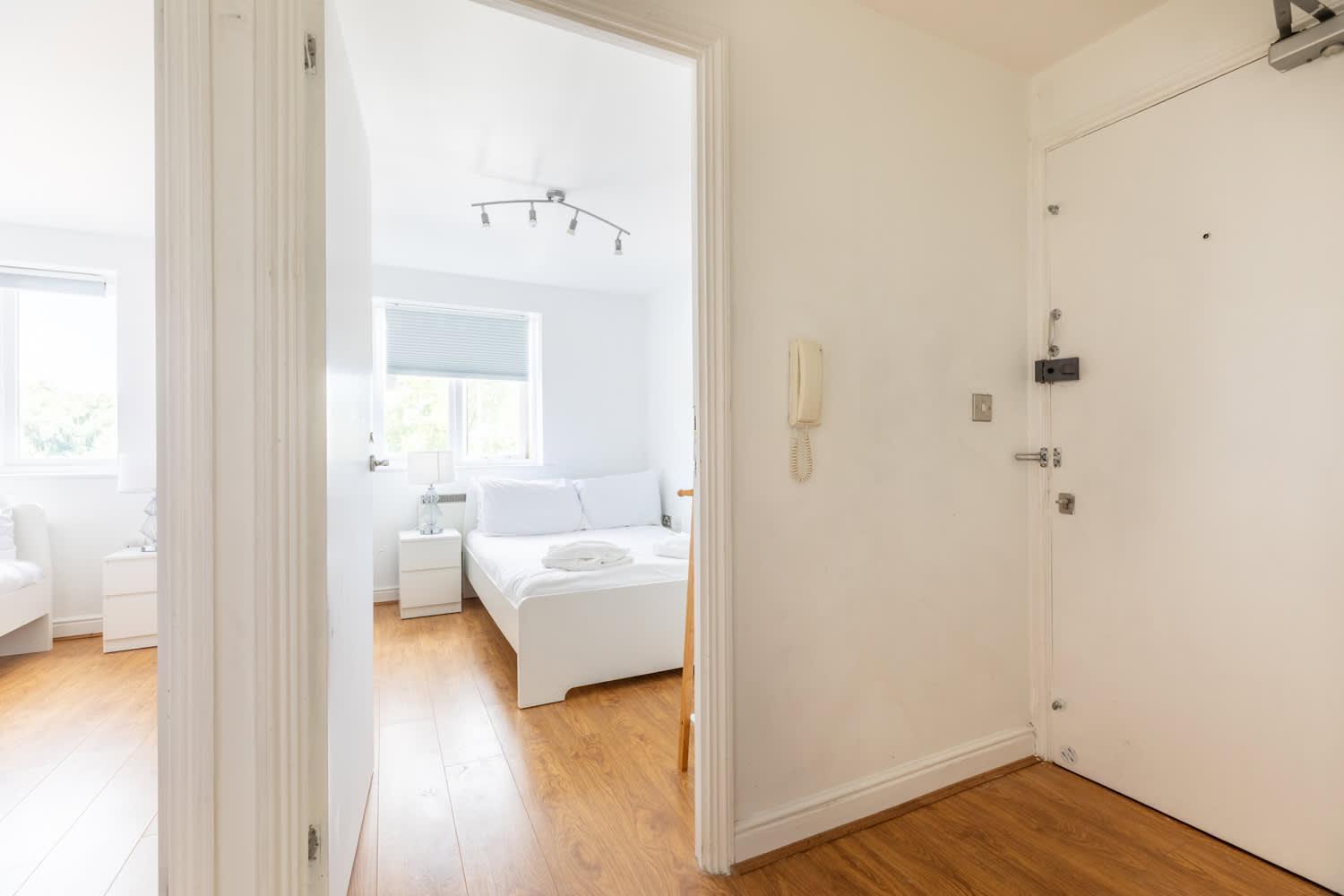 Modern 2br - 25min To * London