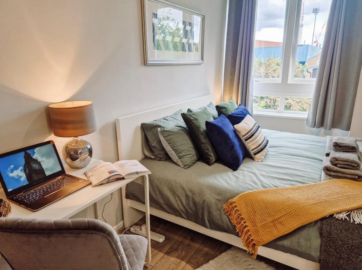 New, Refurbished Modern & Spacious 1 Bed Flat Westfield Shepherd's Bush Free Wi-fi Super King Bed Apartamento
