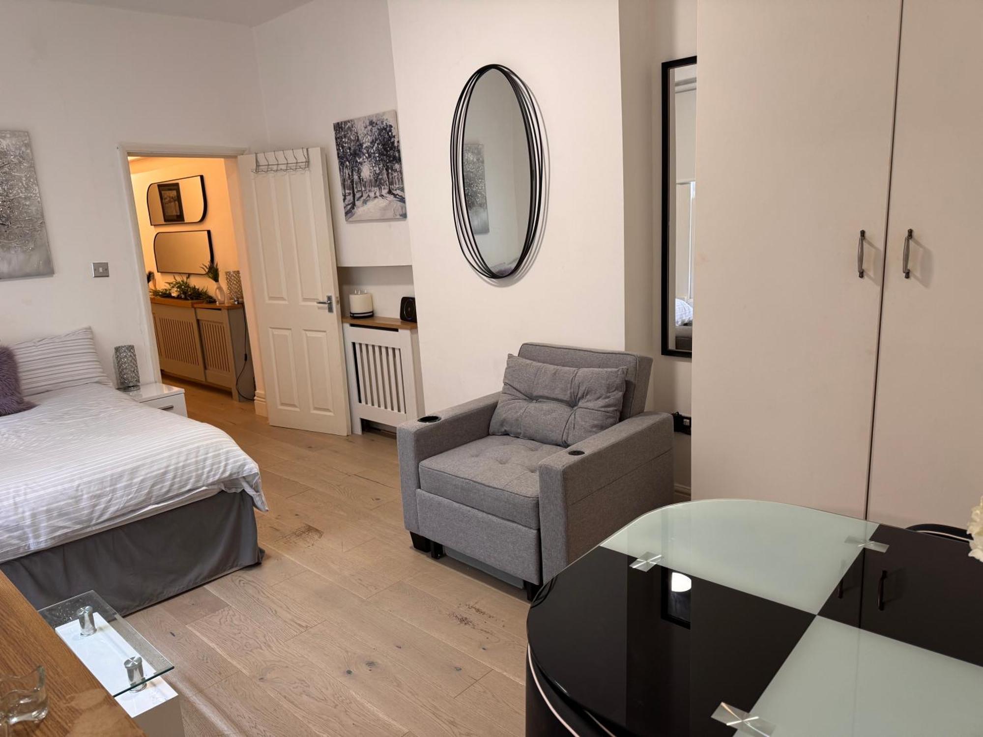 Modern Spacious With A Courtyard Located In Apartment London