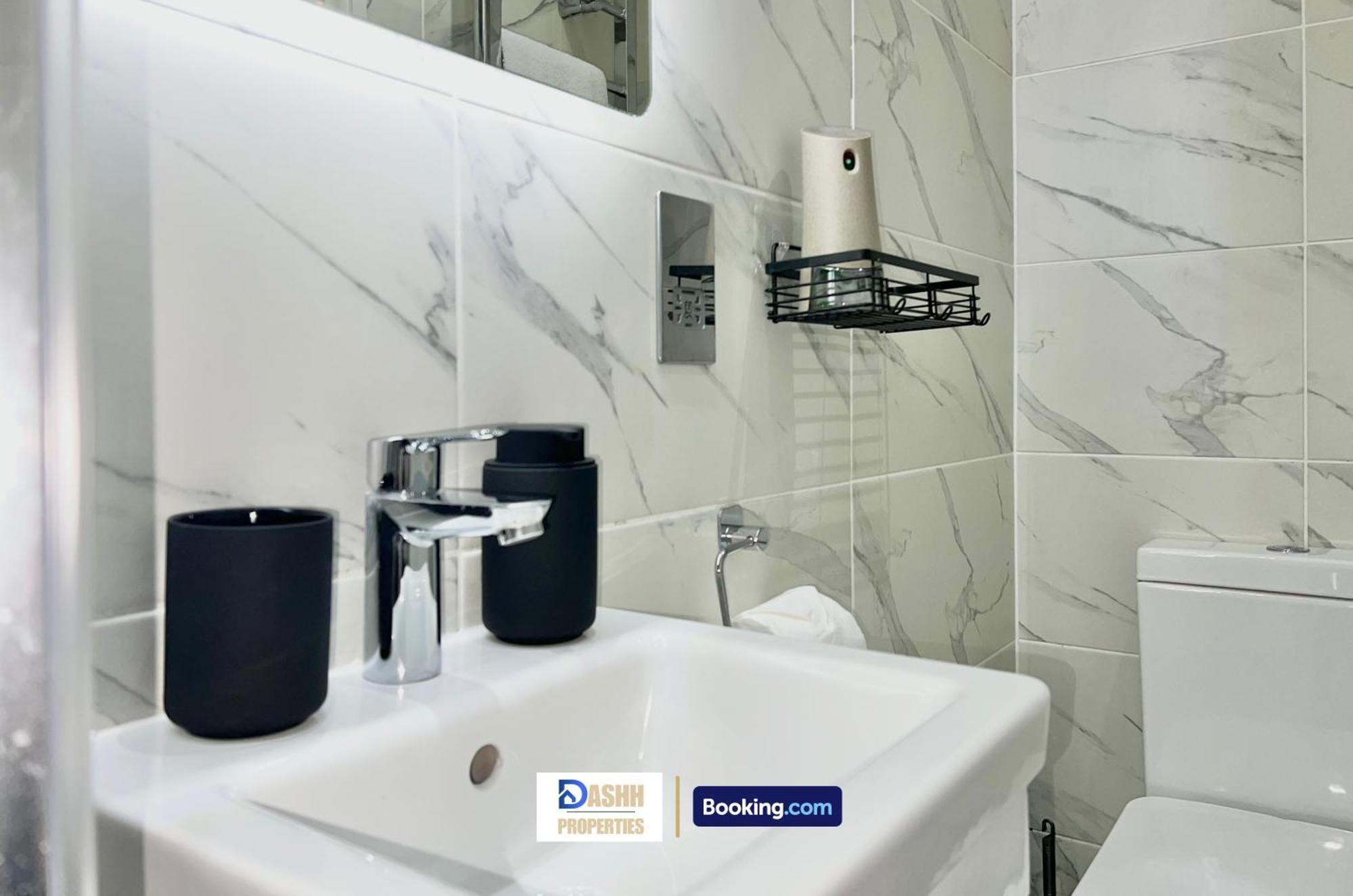 Three Bedroom By Dashh Short Lets & Serviced In Shepherds Bush Sleeps 9 With Free Wifi London