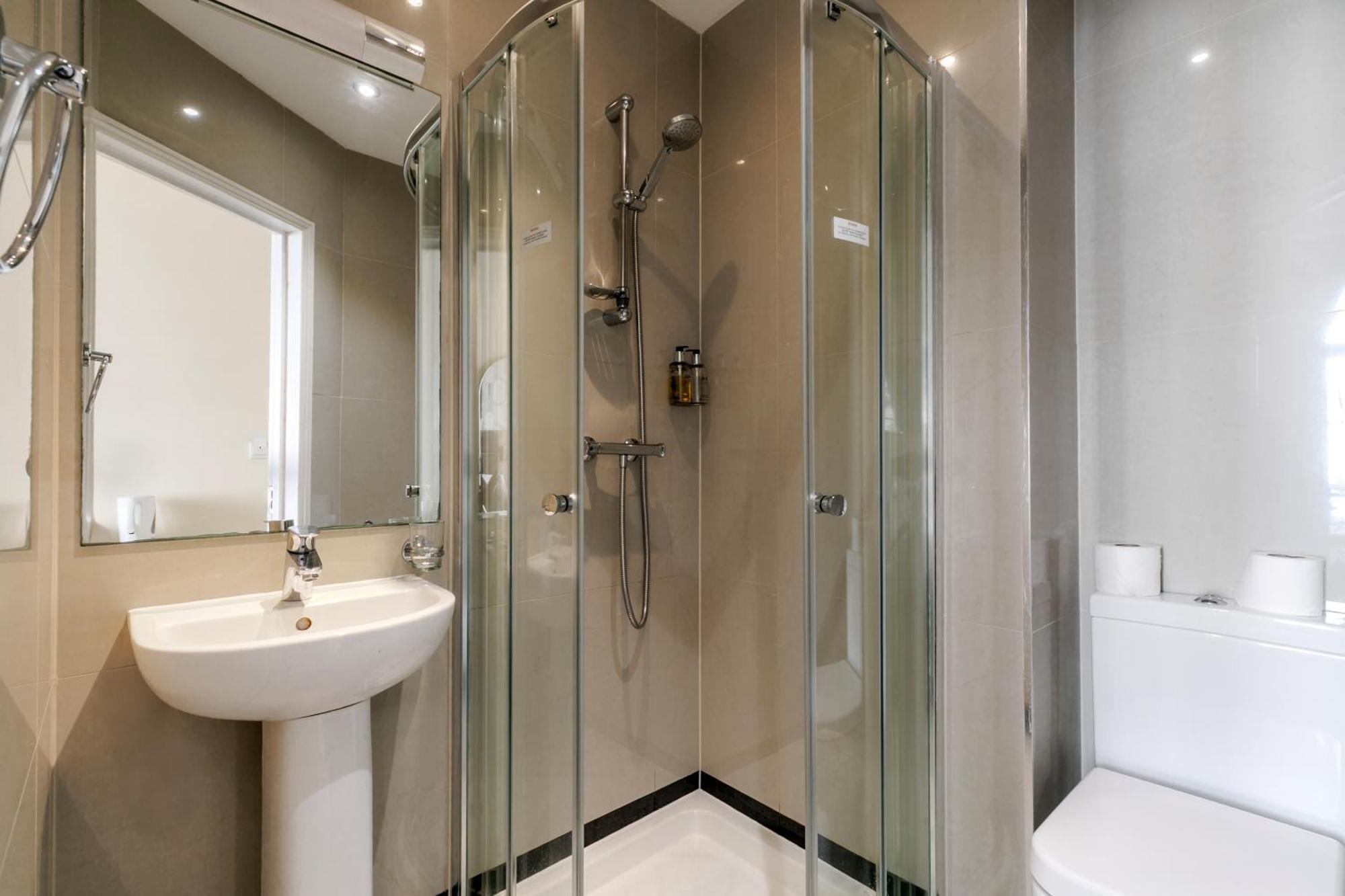 Mina Hotel 3* London