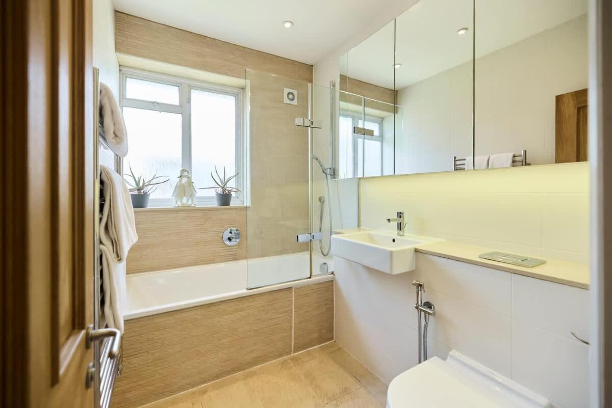 Appartement The Porchester Gardens - Modern & Bright 4bdr With Garden And Parking Londen
