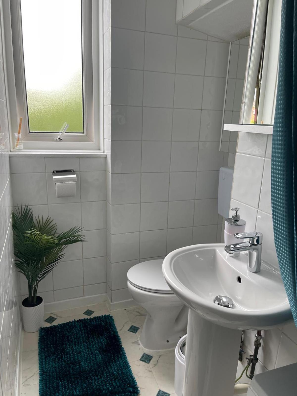 New, Refurbished Modern & Spacious 1 Bed Flat Westfield Shepherd's Bush Free Wi-fi Super King Bed Apartamento *