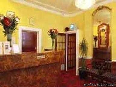 Tudor Court 3*