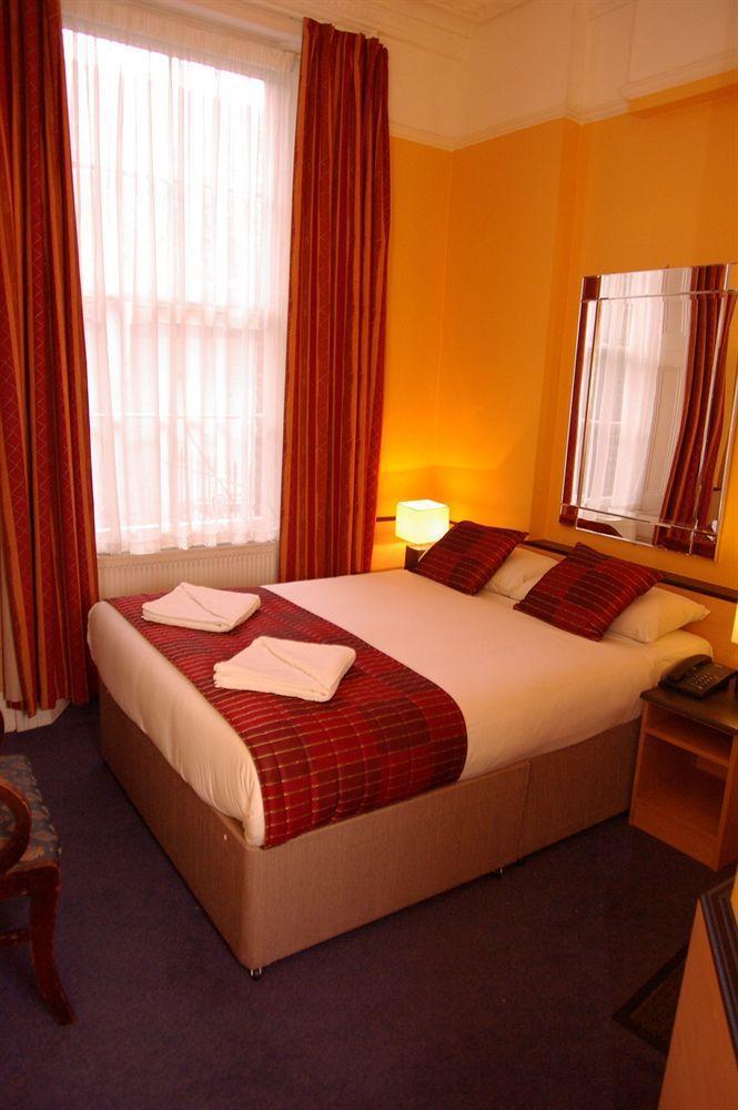 Tudor Court Hotel 3*