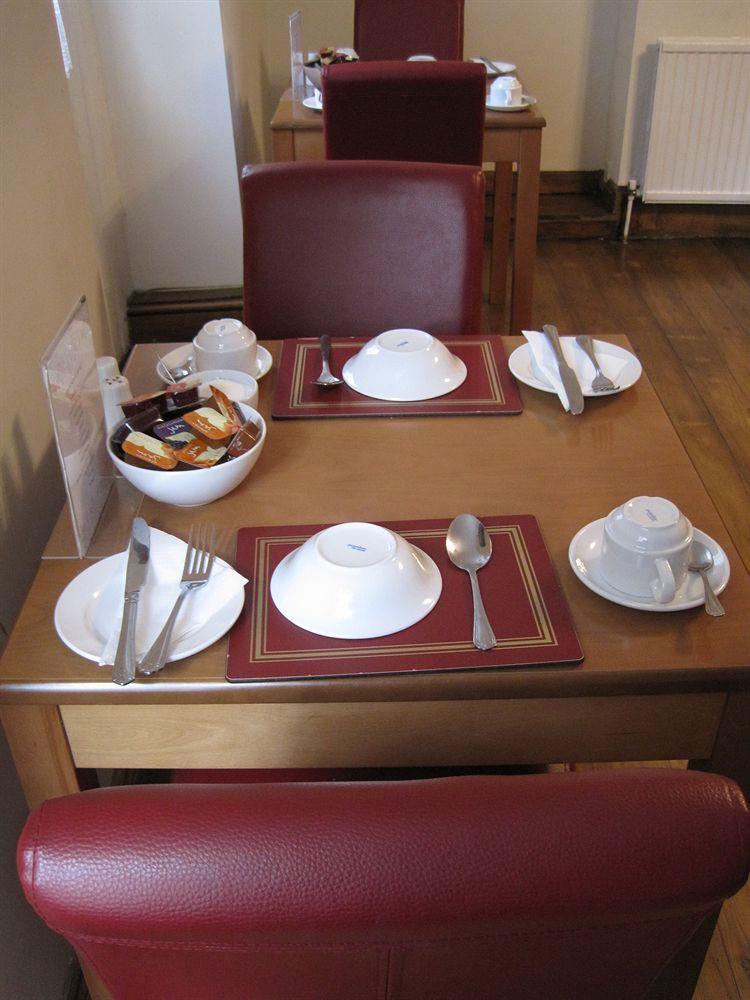 Leigh House 3*