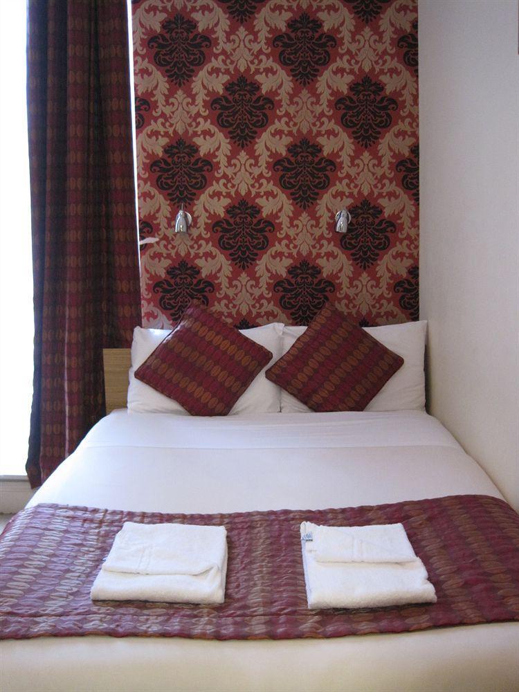 Leigh House 3*