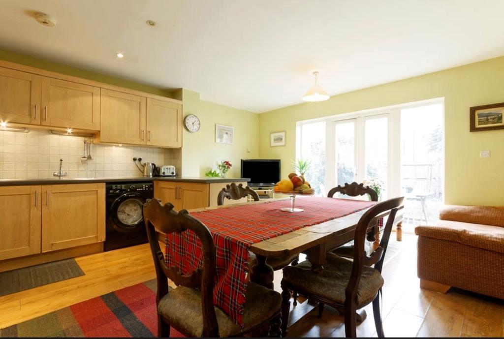Guest house Lynbrook Grove London