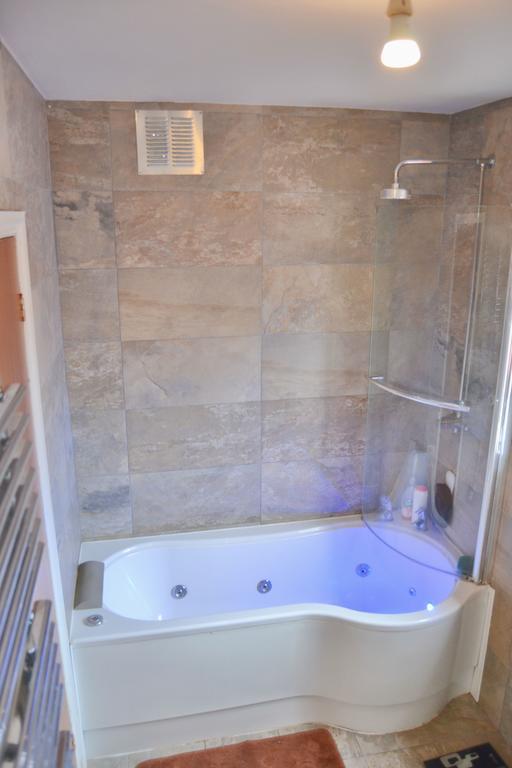 Superb Double Bedroom Privatunterkunft *