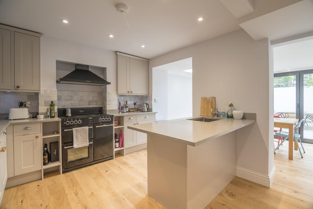 Bright Family In Angel With Patio * London