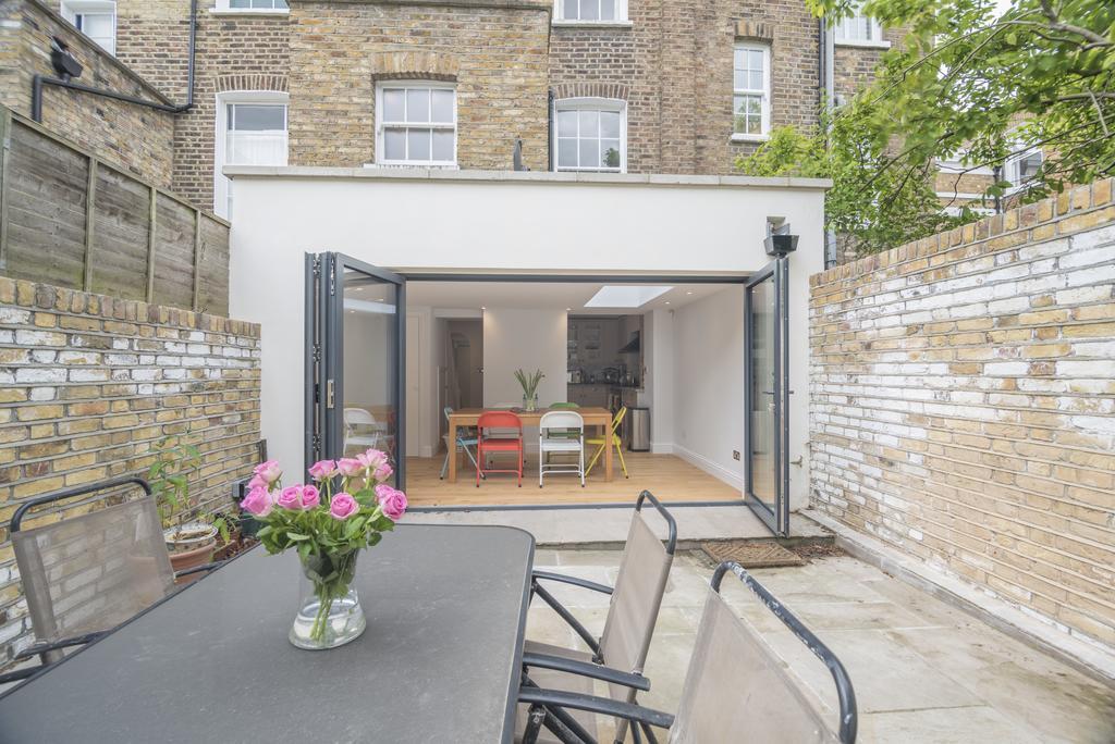 Bright Family In Angel With Patio Holiday home London