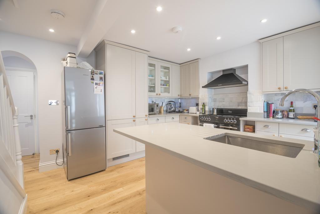 Bright Family In Angel With Patio Holiday home