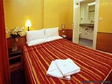 Tudor Court 3*
