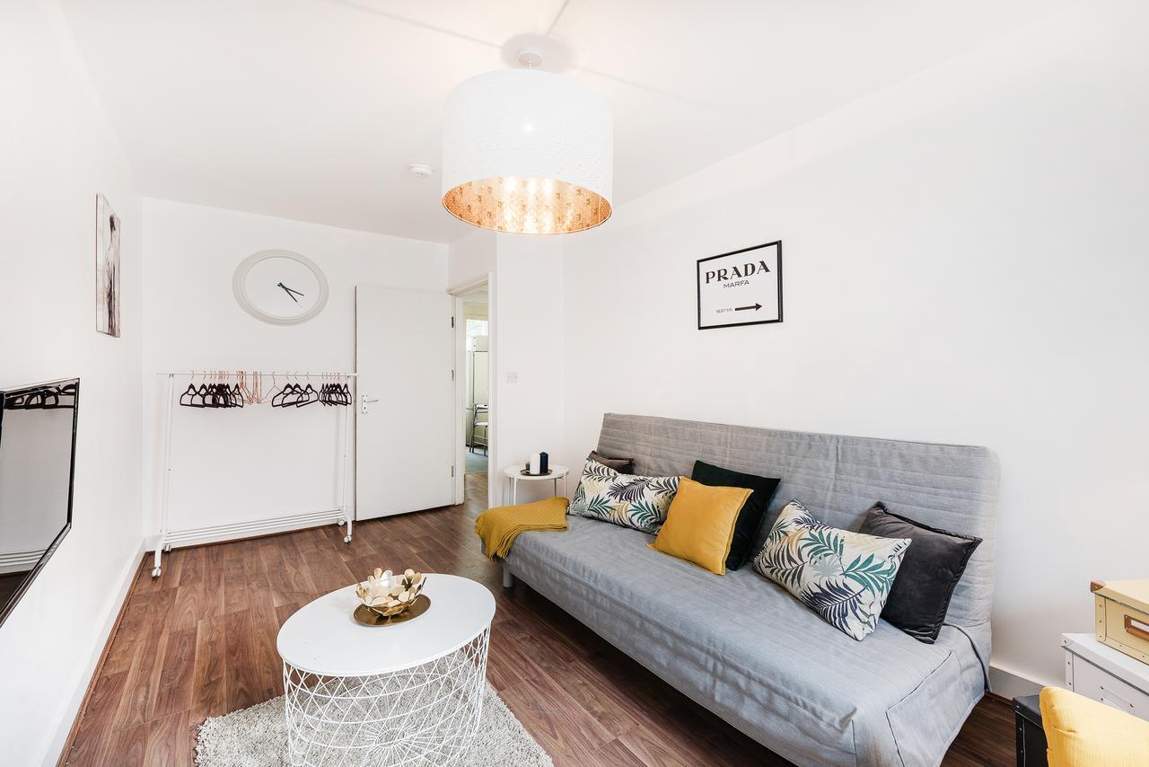 Cs Queensway Apartment London