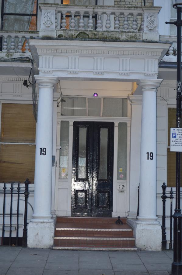 Earls Court Hostel *