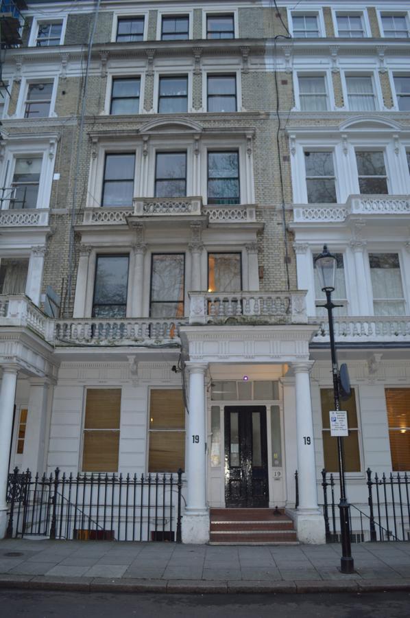 Earls Court Hostel *