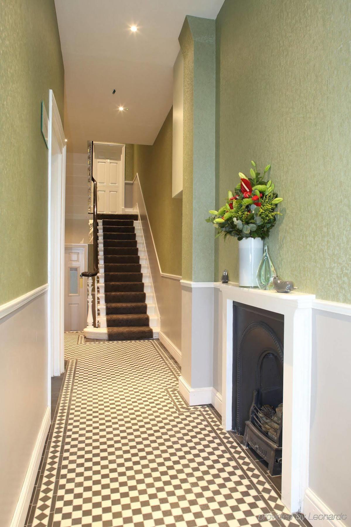 Kensington Gardens Hotel 2*