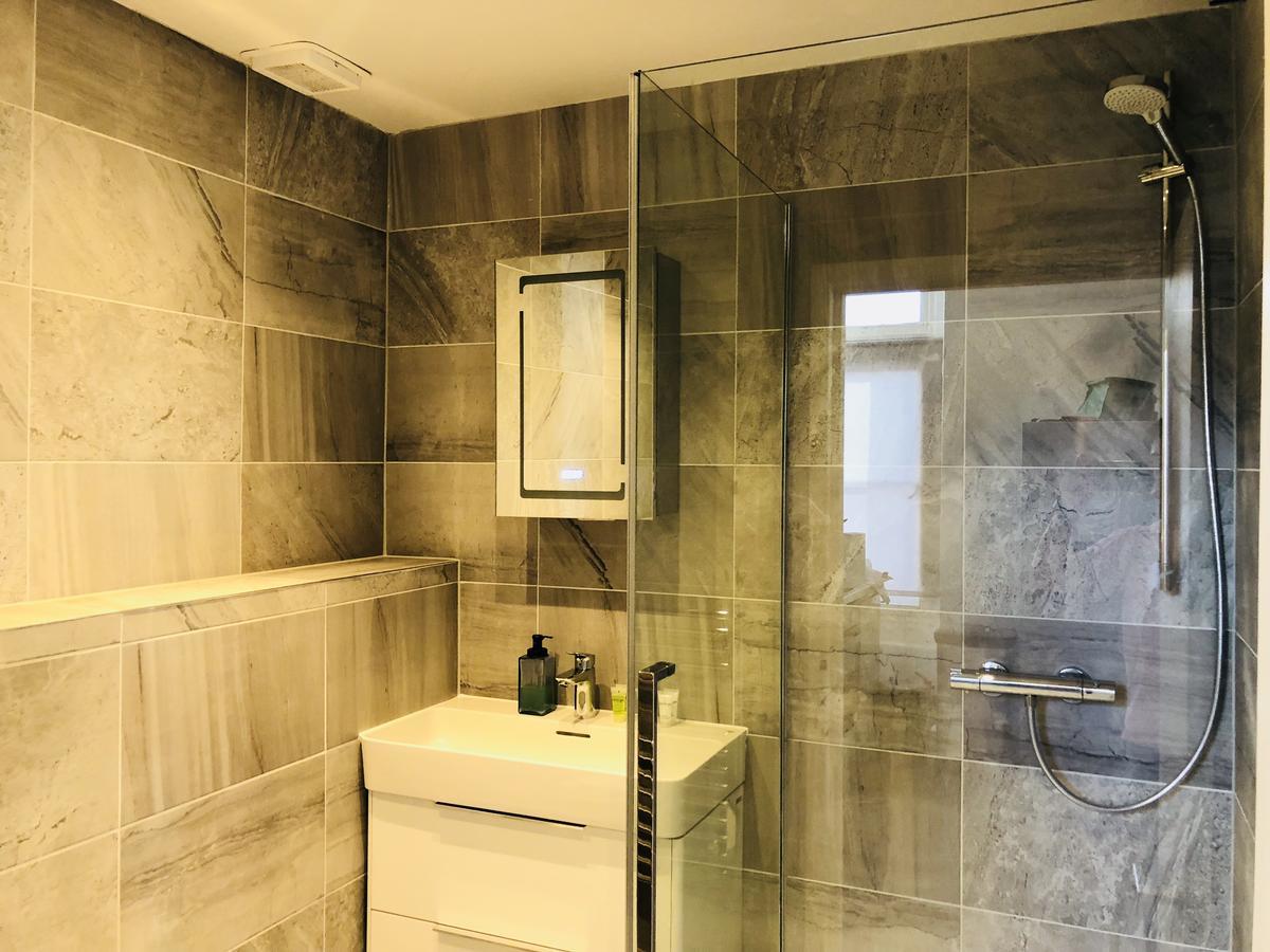 Spacious & Modern 2 Bed At Knightsbridge Apartment London