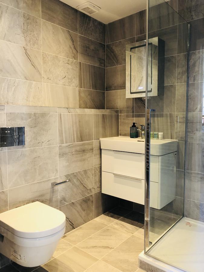 Spacious & Modern 2 Bed At Knightsbridge Apartment