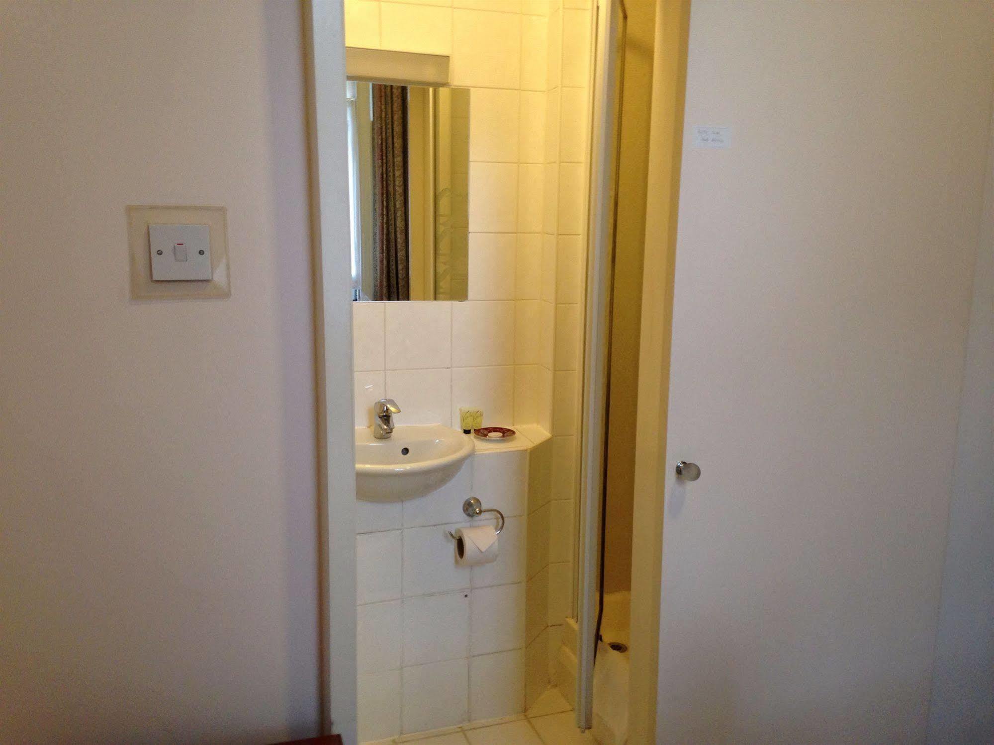 Hotel Merlyn Court 2*