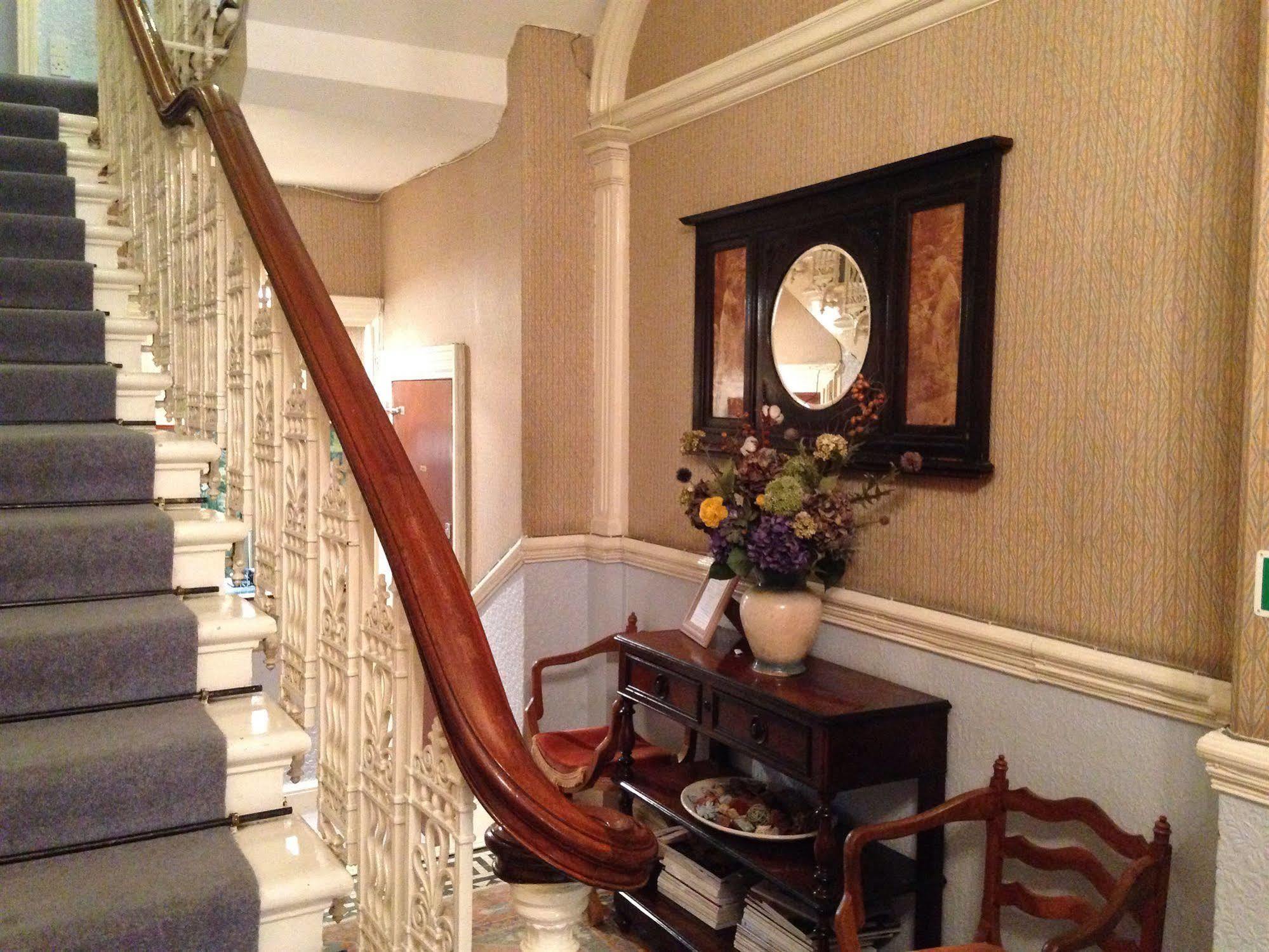 Hotel Merlyn Court London