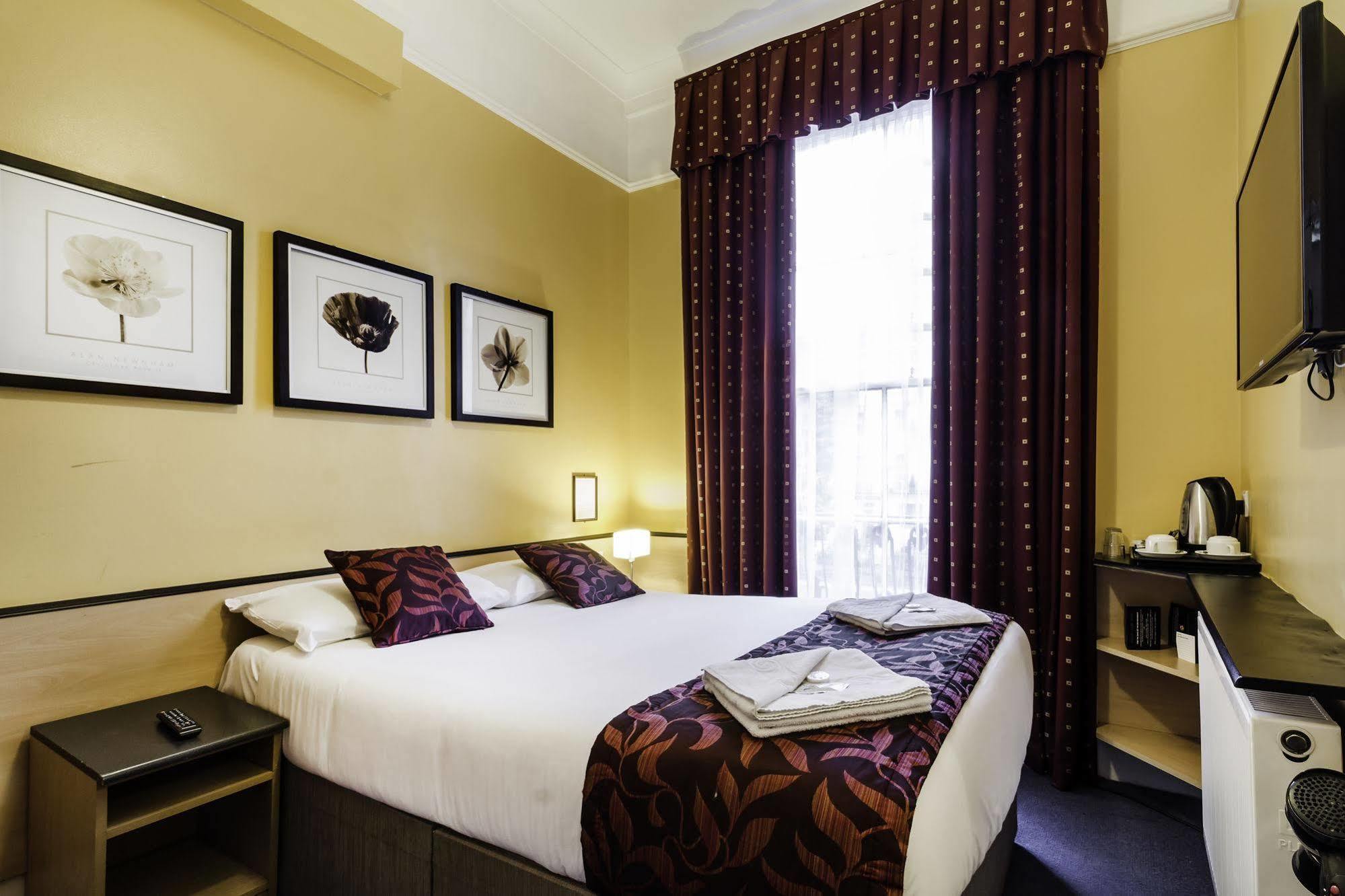 Tudor Court 3*
