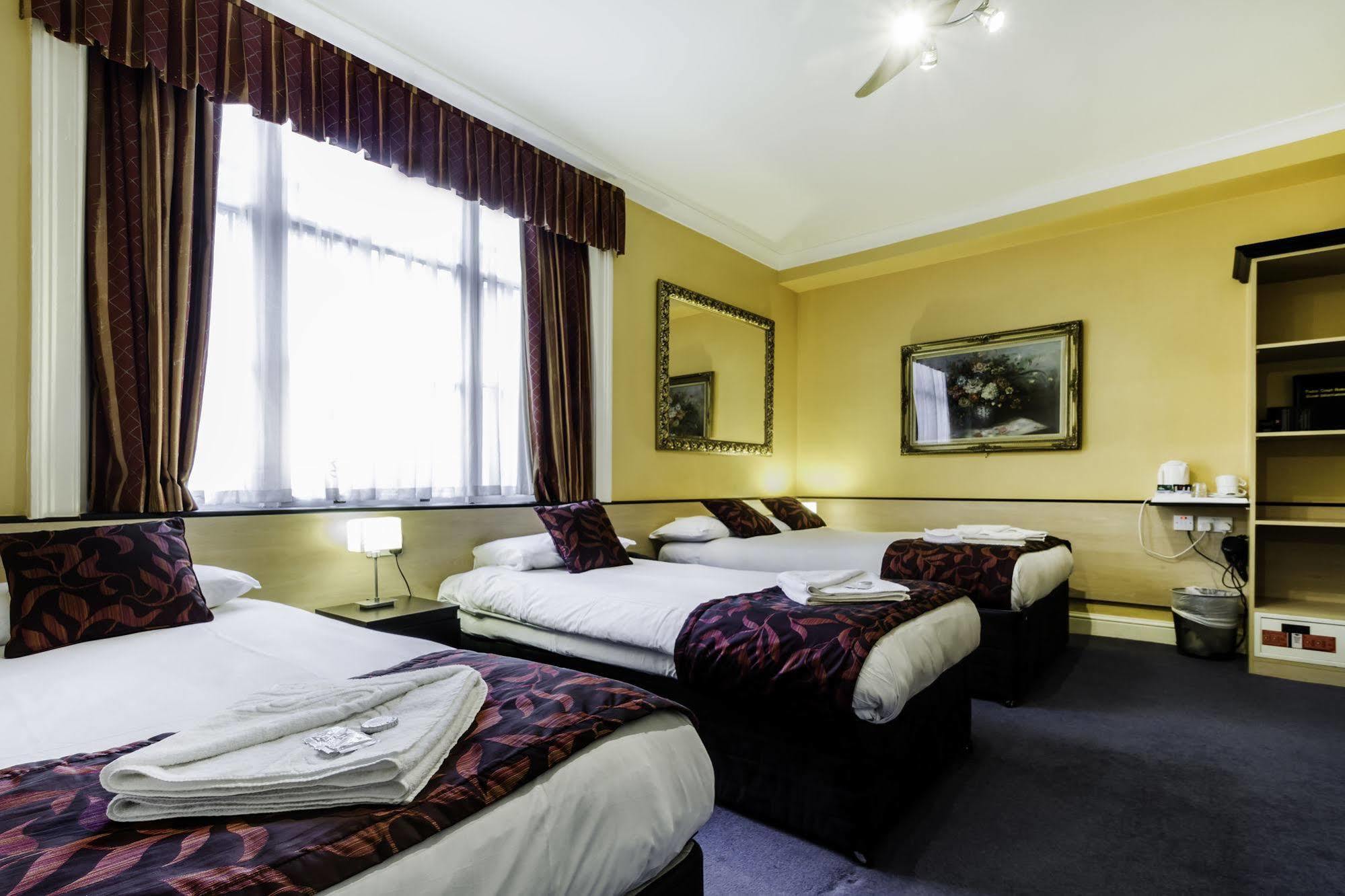 Tudor Court Hotel 3*