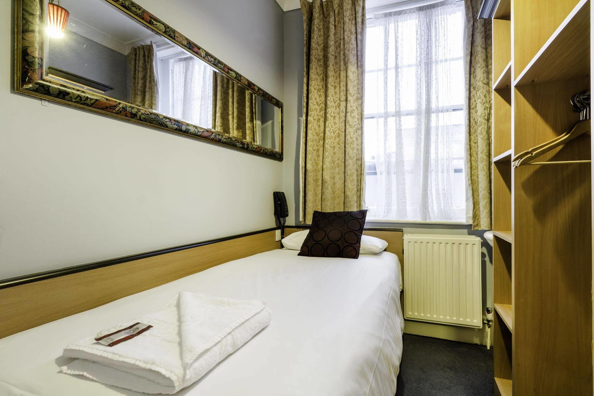 Hotel Tudor Court 3*