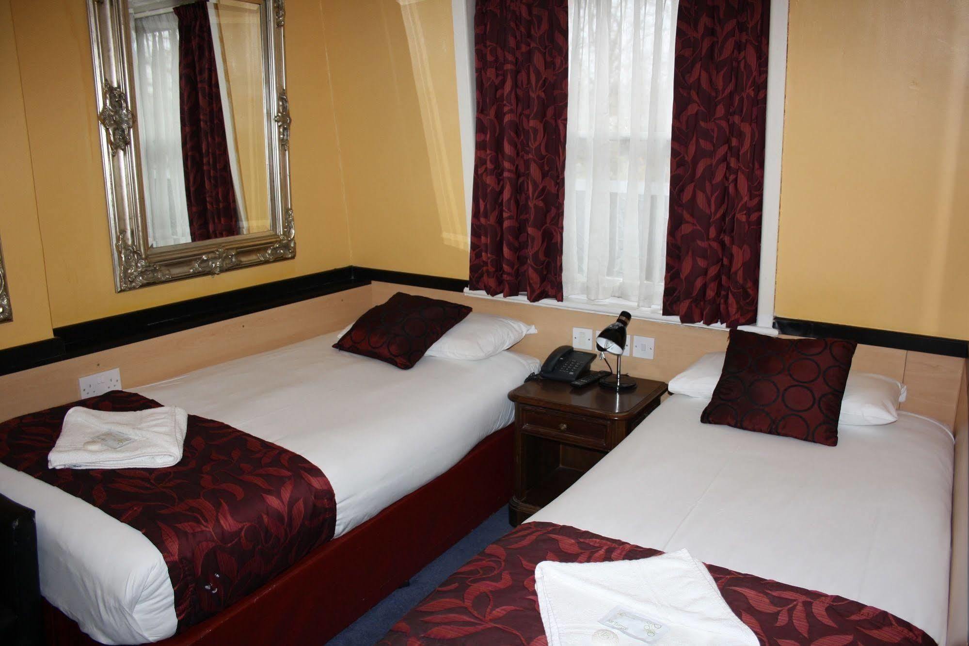 Hotel Tudor Court 3*